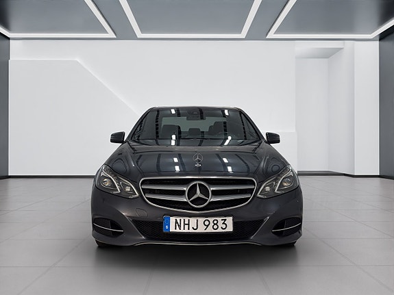 Mercedes-Benz E220 2 of 14