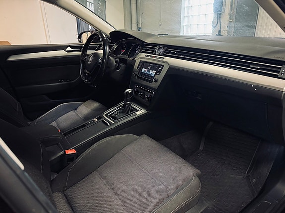 Volkswagen Passat 11 of 30
