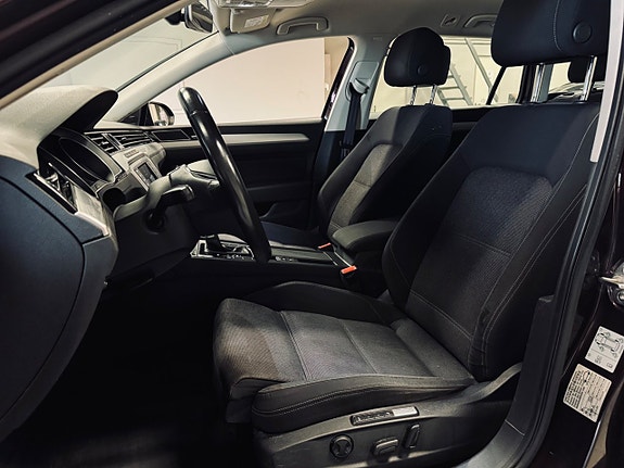 Volkswagen Passat 19 of 30