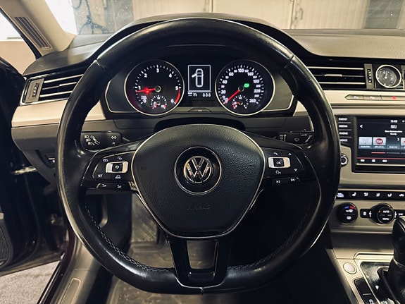 Volkswagen Passat 10 of 30