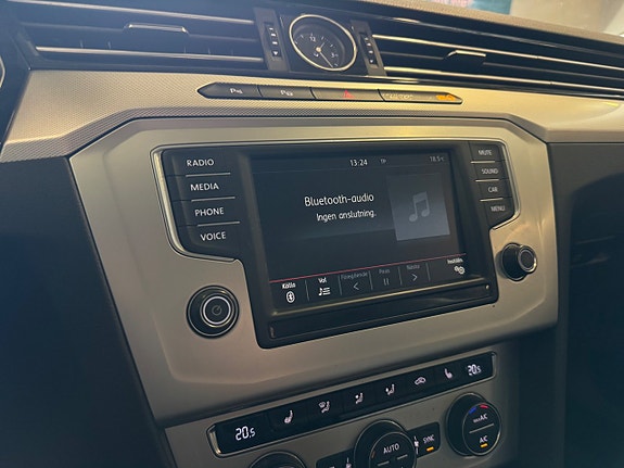 Volkswagen Passat 14 of 30