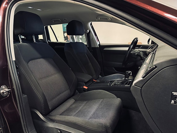 Volkswagen Passat 12 of 30
