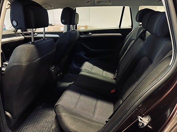 Volkswagen Passat 21 of 30