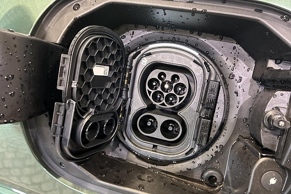 Mercedes-Benz GLE53 12 of 17