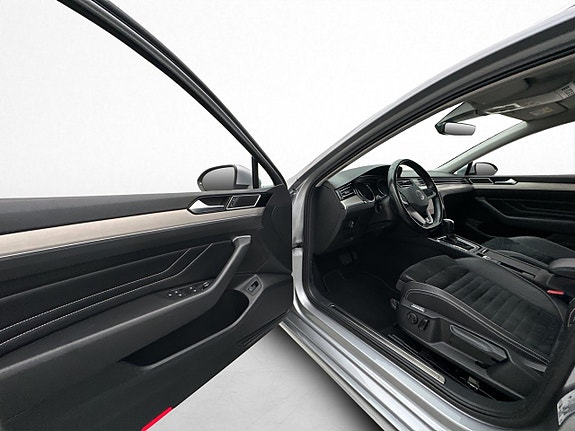 Volkswagen Passat 10 of 30