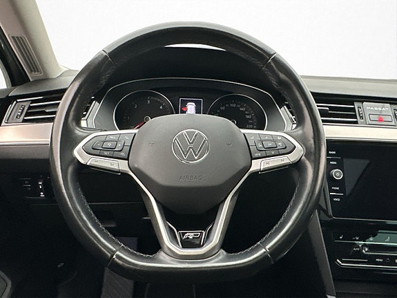 Volkswagen Passat 13 of 30