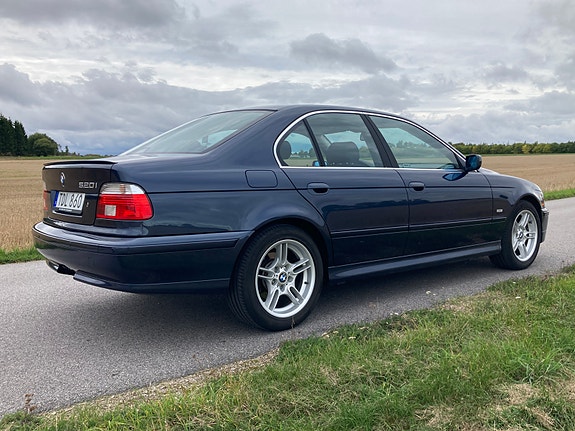 BMW 520i 4 of 6