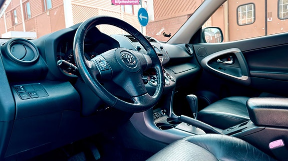Toyota RAV4 6 of 11