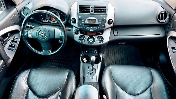 Toyota RAV4 7 of 11