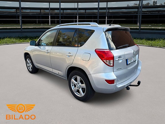 Toyota RAV4 4 of 11