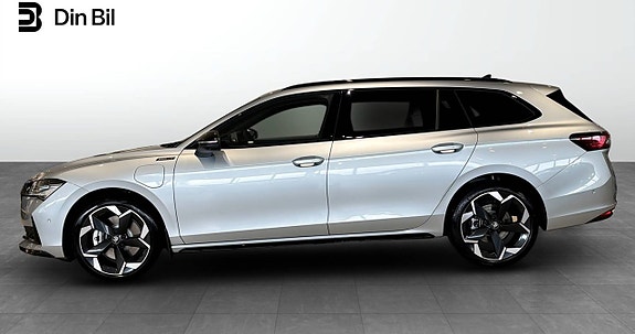 Skoda Superb 2 of 3