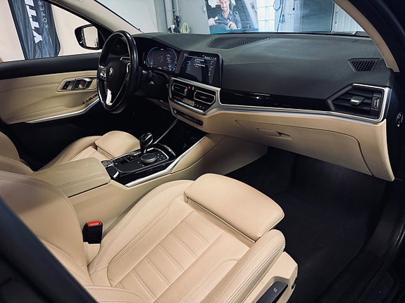 BMW 330e 11 of 30