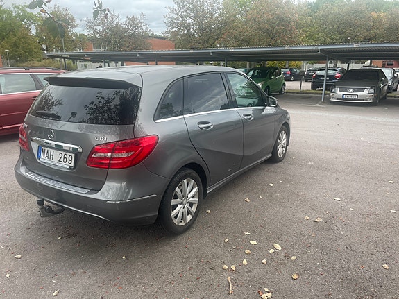 Mercedes-Benz B180 3 of 5