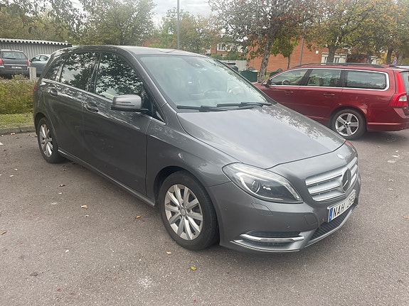Mercedes-Benz B180 2 of 5