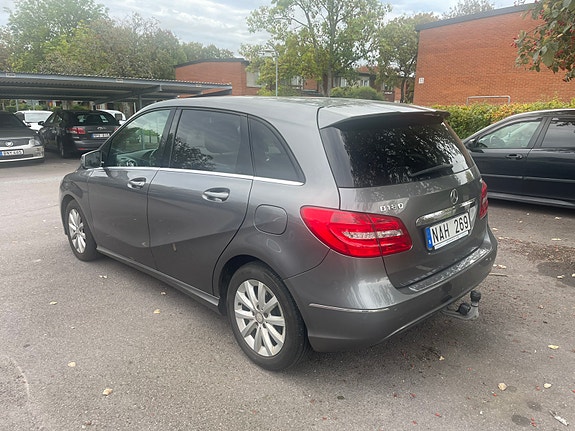 Mercedes-Benz B180 4 of 5