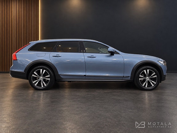 Volvo V90 Cross Country 2 of 14