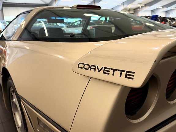 Chevrolet Corvette 8 of 13