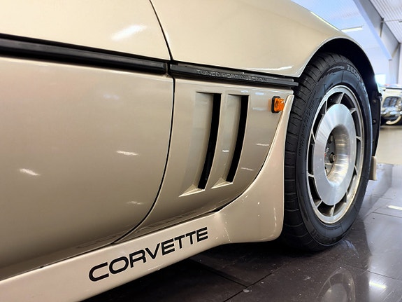 Chevrolet Corvette 9 of 13