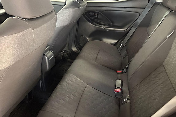Toyota Yaris 13 of 21