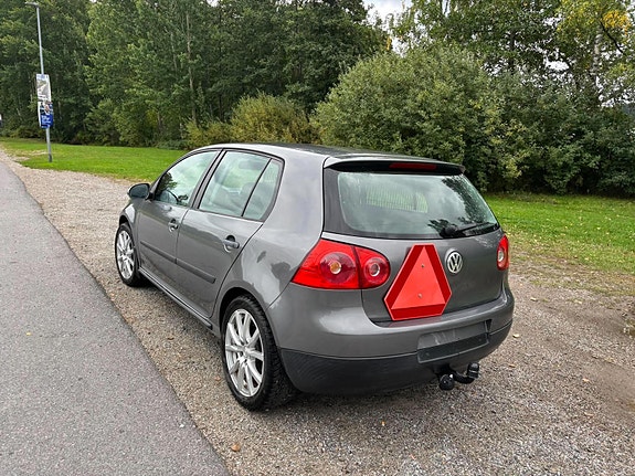 Volkswagen Golf V 2 of 9