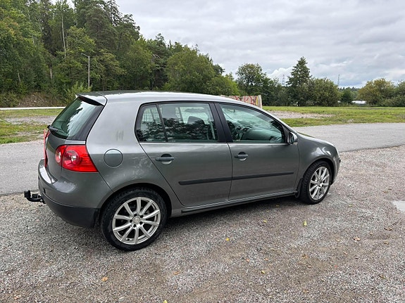 Volkswagen Golf V 3 of 9