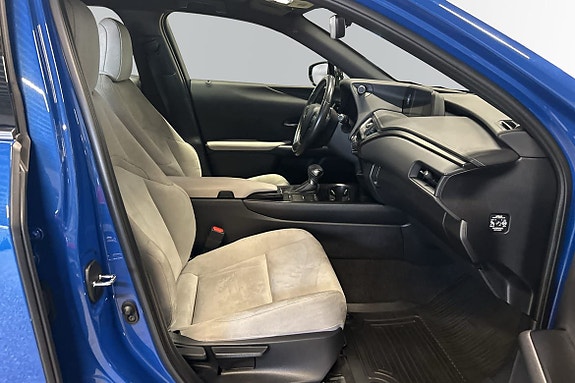 Lexus UX250h 8 of 9