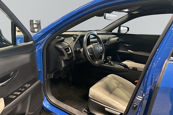 Lexus UX250h 6 of 9