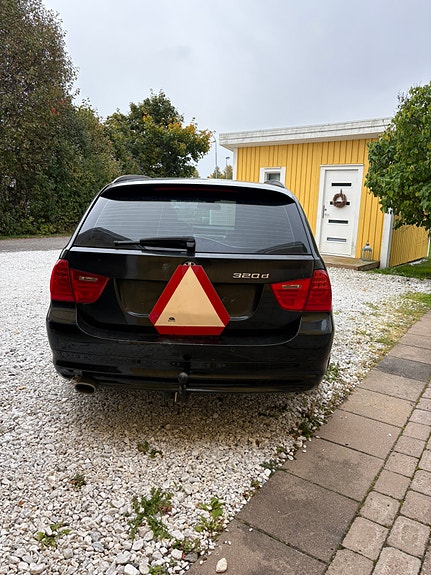 BMW 320d 4 of 5