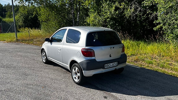 Toyota Yaris 4 of 6