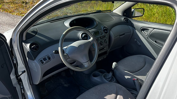 Toyota Yaris 5 of 6