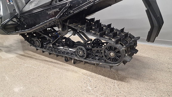 Polaris Switchback Assault 850 146" 2 of 3