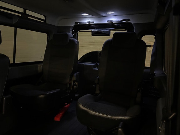 Land Rover Defender 90 18 of 24
