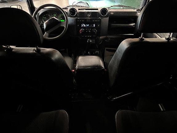 Land Rover Defender 90 24 of 24