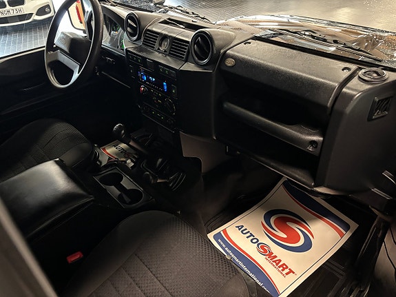 Land Rover Defender 90 19 of 24