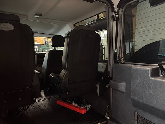 Land Rover Defender 90 21 of 24