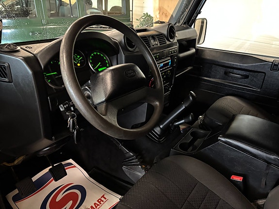 Land Rover Defender 90 8 of 24