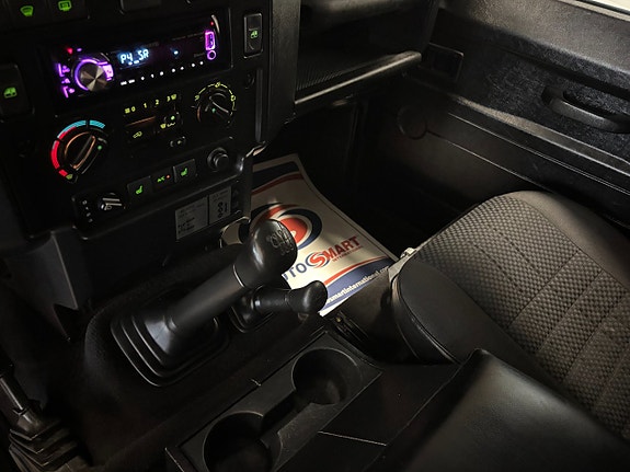 Land Rover Defender 90 14 of 24
