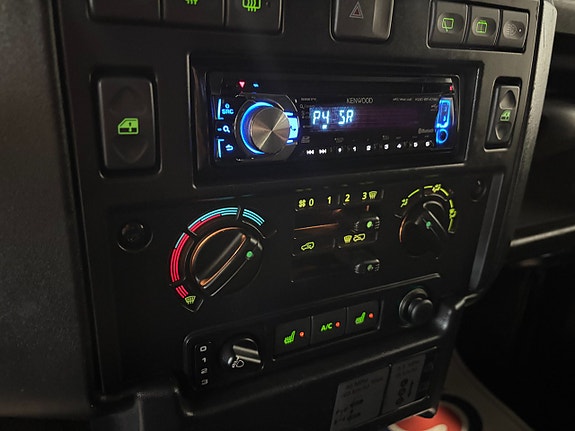 Land Rover Defender 90 15 of 24