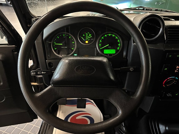 Land Rover Defender 90 12 of 24