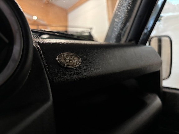 Land Rover Defender 90 17 of 24