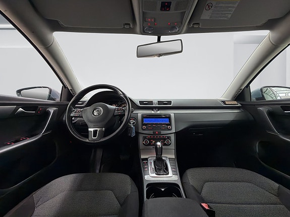 Volkswagen Passat 10 of 13