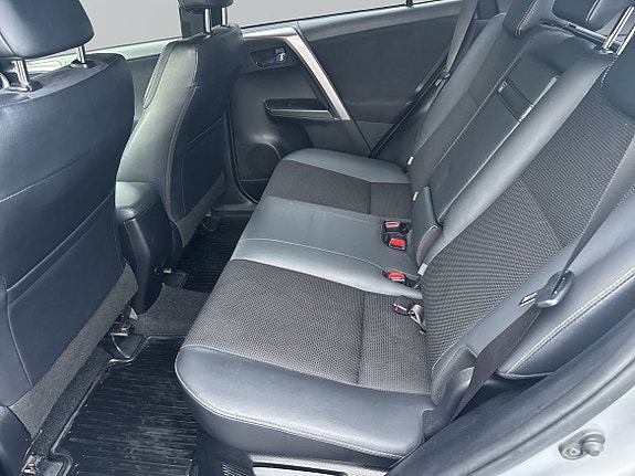 Toyota RAV4 8 of 11