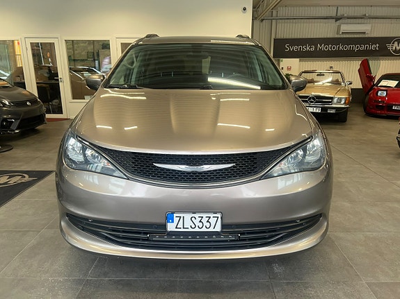 Chrysler Pacifica 2 of 30