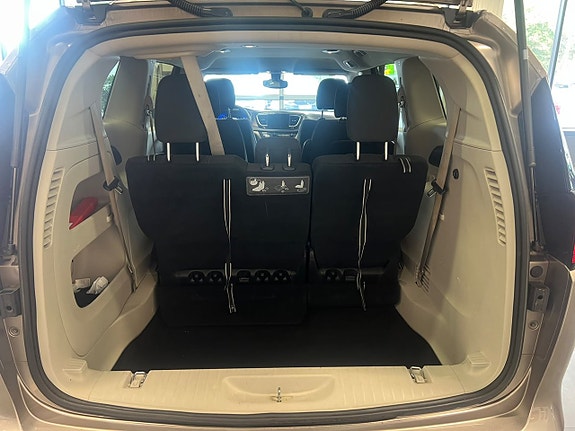Chrysler Pacifica 20 of 30