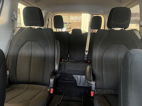 Chrysler Pacifica 25 of 30