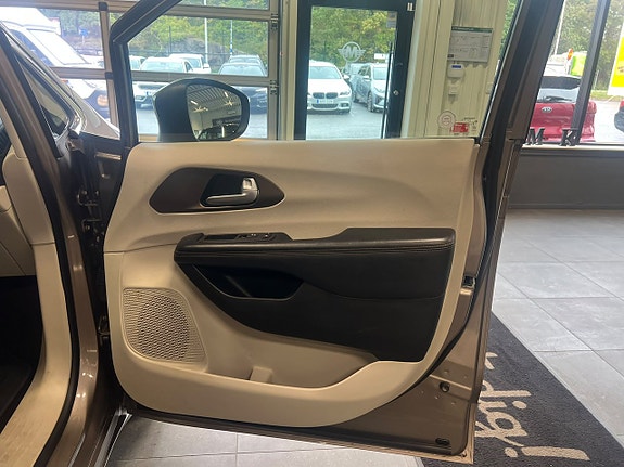 Chrysler Pacifica 13 of 30
