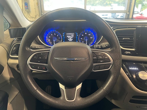 Chrysler Pacifica 28 of 30