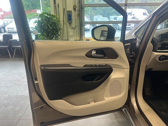 Chrysler Pacifica 9 of 30