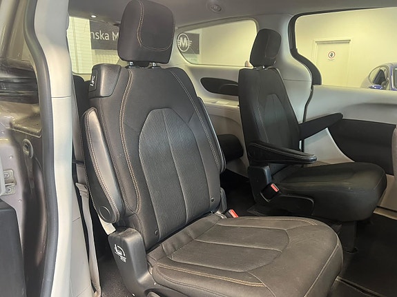 Chrysler Pacifica 16 of 30