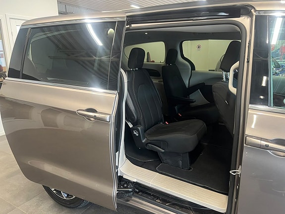 Chrysler Pacifica 10 of 30